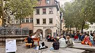 Von Donnerstag, 11.09 bis Samstag, 13.09, jeweils von 10:00 bis 19:00 Uhr, lädt ein frei zugänglicher Klavierflügel Passant*innen ein, selbst in die Tasten zu greifen oder sich von spontaner Musik verzaubern zu lassen.