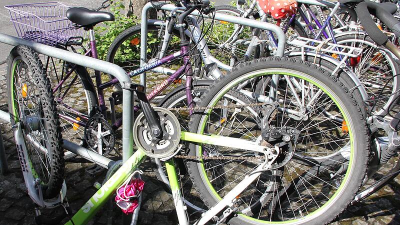 Schrottfahrr&auml;der geh&ouml;ren zum Stadtbild f&uuml;r alle Zugreisende &ndash; der Fahrrad-Friedhof am Bamberger Bahnhof ist gro&szlig;.