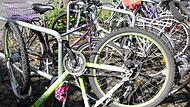 Schrottfahrräder gehören zum Stadtbild für alle Zugreisende – der Fahrrad-Friedhof am Bamberger Bahnhof ist groß.