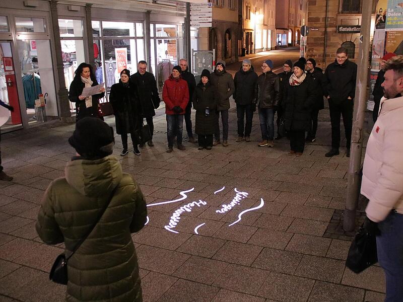 Beim Rundgang schauen sich die Stadtr&auml;te die Ergebnisse und Arbeiten der Innenstadtversch&ouml;nerung an: hier ein Lichtmotiv in der Kirchgasse.