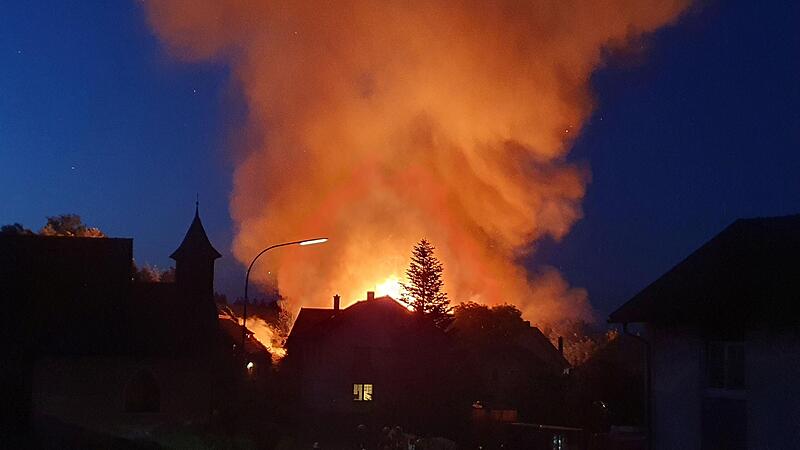 Mitten in Altenreuth bei Presseck brannte Mittwochnacht eine Scheune.