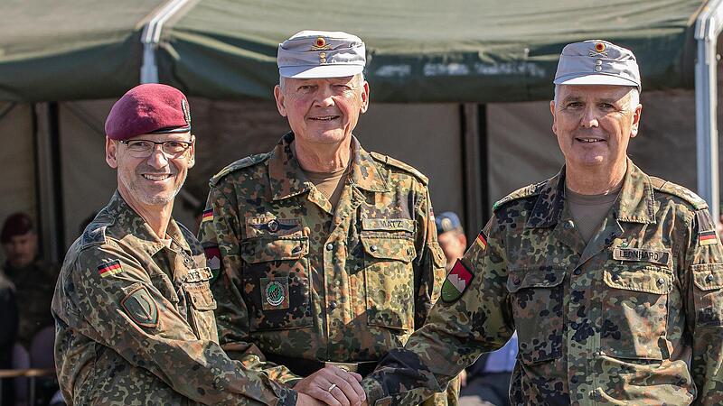 Brigadegeneral Michael Matz (Mitte) hat das Kommando für Lehre/ Ausbildung an der Infanterieschule sowie das Amt des Standortältesten von Oberst Stefan Leonhard (rechts) an Oberst Andreas Reyer (links) übergeben.&#160;&#160;