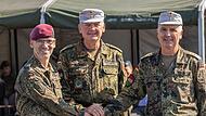 Brigadegeneral Michael Matz (Mitte) hat das Kommando für Lehre/ Ausbildung an der Infanterieschule sowie das Amt des Standortältesten von Oberst Stefan Leonhard (rechts) an Oberst Andreas Reyer (links) übergeben.&#160;&#160;