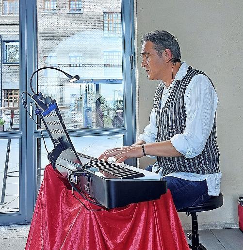 Stefan Lang sorgte für einen tiefgründigen Abend mit Gedichten und Geschichten. Stefan Lang sorgte für einen tiefgründigen Abend mit Gedichten und Geschichten.