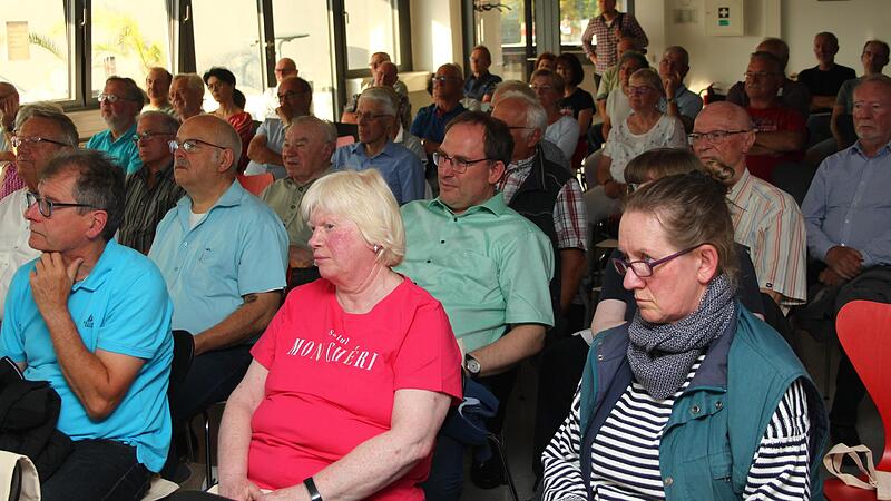 Blick in den Saal, der mit rund 60 Besuchern gut gefüllt war. Blick in den Saal, der mit rund 60 Besuchern gut gefüllt war.