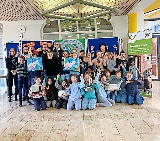 Die Schulklassen beim Start der Aktion mit (von links) Svenja-Judith Schneider, Hannes Biederbick, Michael Herzog, Sebastian H&ouml;rster, Jan Pfeufer (Umweltdienste Merkel GmbH) und Carola Ackermann (Rektorin der Grundschule M&ouml;hrendorf)