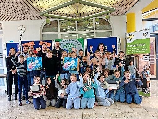 Die Schulklassen beim Start der Aktion mit (von links) Svenja-Judith Schneider, Hannes Biederbick, Michael Herzog, Sebastian H&ouml;rster, Jan Pfeufer (Umweltdienste Merkel GmbH) und Carola Ackermann (Rektorin der Grundschule M&ouml;hrendorf)