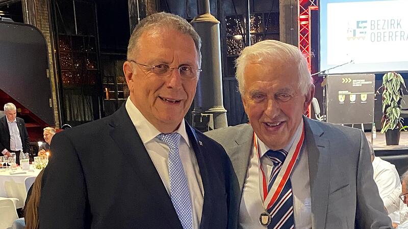 Mit Alois Dechant konnte Bezirkstagspräsident Henry Schramm (li.) eine bekannte Unternehmerpersönlichkeit mit der Ehrenmedaille des Bezirks Oberfranken in Silber für seine Verdienste um Oberfranken auszeichnen. Mit Alois Dechant konnte Bezirkstagspräsident Henry Schramm (li.) eine bekannte Unternehmerpersönlichkeit mit der Ehrenmedaille des Bezirks Oberfranken in Silber für seine Verdienste um Oberfranken auszeichnen.