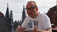 Unser Bild zeigt Volker Heißmann mit seinem Gastgeschenk und der Kulisse von Bad Kissingen im Hintergrund.