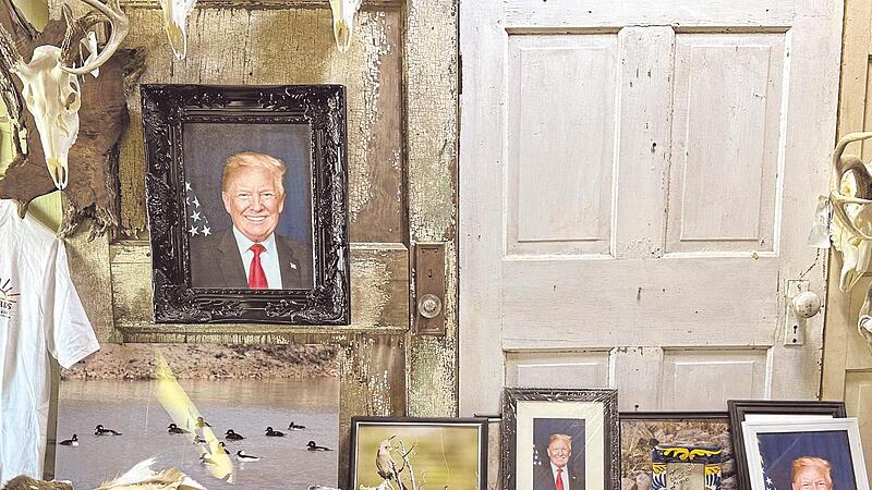 Ein Trump-Anhänger hat einen „Altar“ mit Fotos des ehemaligen Präsidenten aufgestellt.