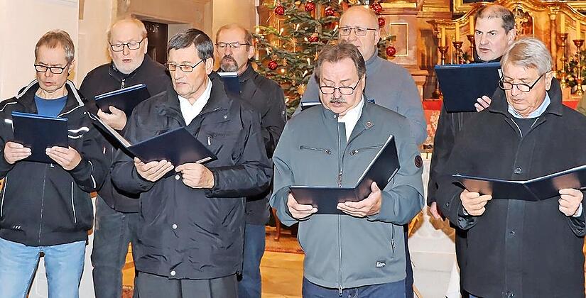 Der M&auml;nnerchor des Gesangvereins Freundschaftsbund Mainroth bei seinem Weihnachtskonzert.
