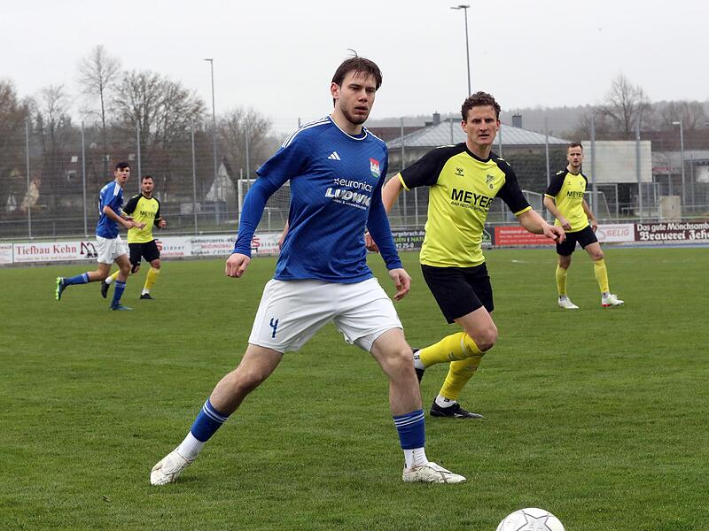 Robin B&auml;tz nimmt den Ball an, dahinter Achim Meyer vom SV Lauterhofen.