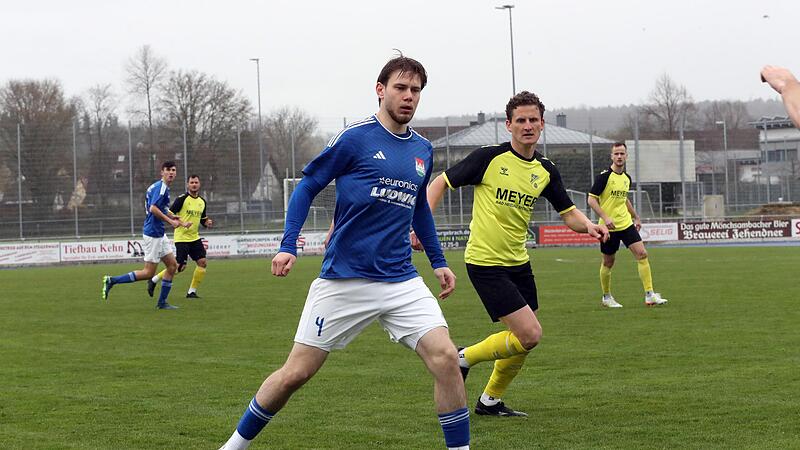 Robin B&auml;tz nimmt den Ball an, dahinter Achim Meyer vom SV Lauterhofen.