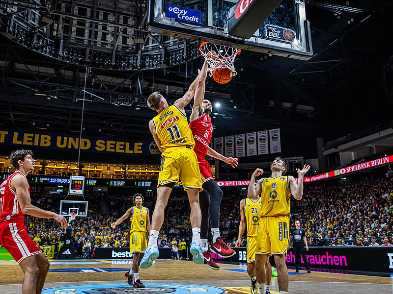 Daniel Keppeler (beim Dunking gegen Joe Wieskamp) gl&auml;nzte vor zwei Wochen in Berlin mit elf Punkten und f&uuml;nf Assists.