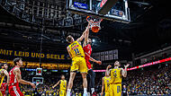 Daniel Keppeler (beim Dunking gegen Joe Wieskamp) gl&auml;nzte vor zwei Wochen in Berlin mit elf Punkten und f&uuml;nf Assists.