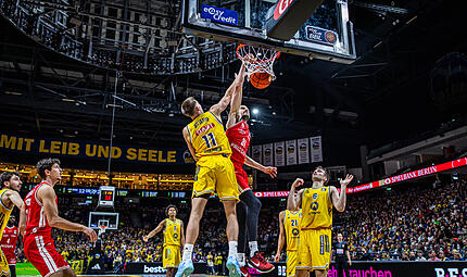 Daniel Keppeler (beim Dunking gegen Joe Wieskamp) gl&auml;nzte vor zwei Wochen in Berlin mit elf Punkten und f&uuml;nf Assists.