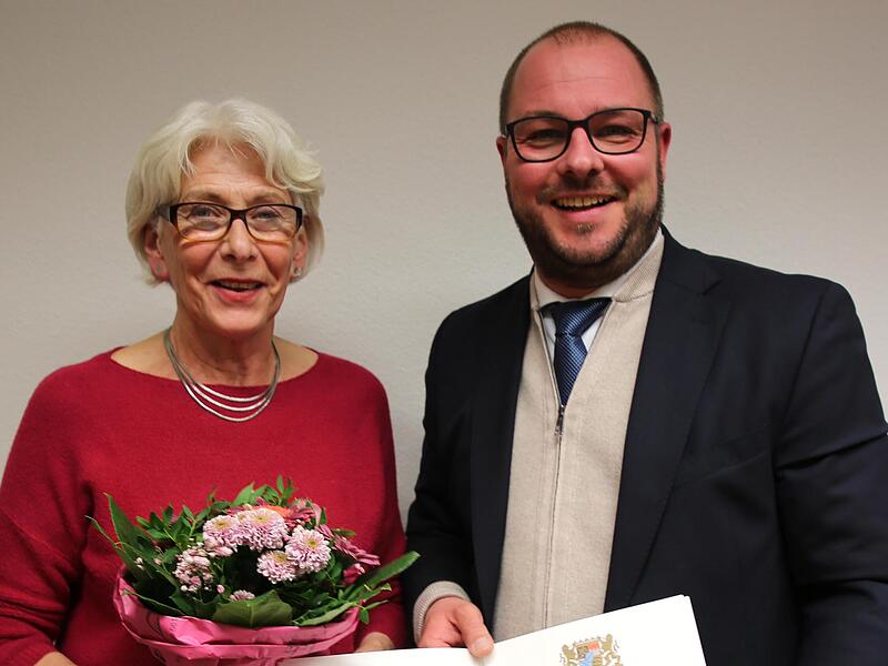 Mit der kommunalen Dankurkunde zeichnete Landrat Sebastian Straubel dann Gemeinder&auml;tin Anita Dorn (&Uuml;PWG) aus.