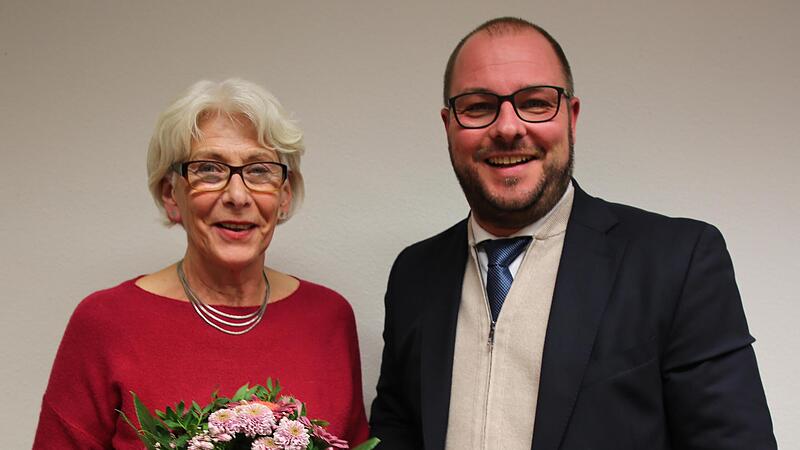 Mit der kommunalen Dankurkunde zeichnete Landrat Sebastian Straubel dann Gemeinder&auml;tin Anita Dorn (&Uuml;PWG) aus.