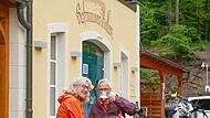 Familie Richter aus Sachsen genoss den Freitagmittag auf dem Schmausenkeller in Reundorf. Auch kurzfristig ist ein Termin vor Ort bei den Kellern im Landkreis zu bekommen.
