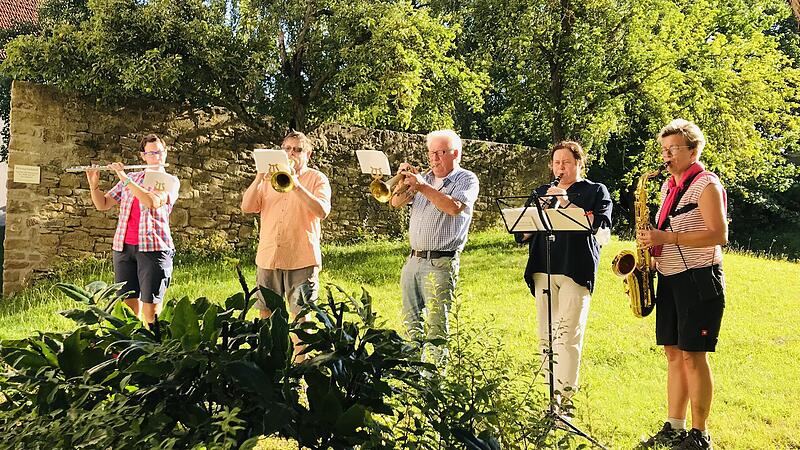 Die Wallfahrtsmusikanten spielen bei einer Pause auf.
