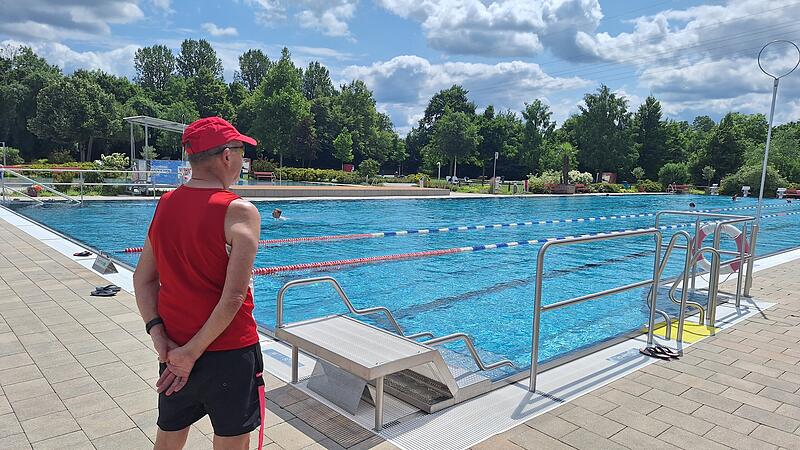 Königsbad Forchheim, Gerhard RossaForchheim & Fränkische Schweiz Ehrenamtliche Rettungsschwimmer wie Gerhard Rosse von der DLRG Forchheim halten den Betrieb im Königsbad am Leben.