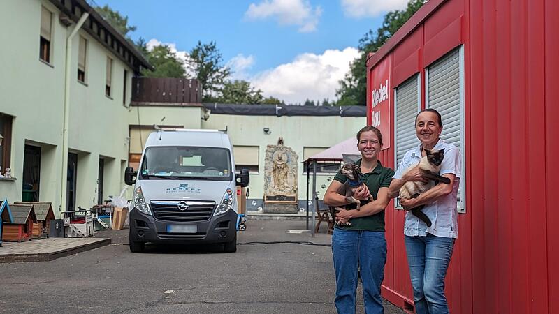 Tierheimleiterin Ursula Boehm (rechts) und ihre Stellvertreterin Lucy Schröder stehen neben einem Container, der als provisorisches Büro dient; im Hintergrund das abgebrannte Haupthaus, bei dem erster Stock und Dachstuhl fehlen. Tierheimleiterin Ursula Boehm (rechts) und ihre Stellvertreterin Lucy Schröder stehen neben einem Container, der als provisorisches Büro dient; im Hintergrund das abgebrannte Haupthaus, bei dem erster Stock und Dachstuhl fehlen.