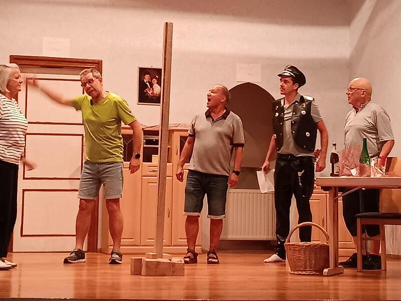Wegen der Poledance-Stange scheint es zu einigen Missverständnissen zu kommen. Auf dem Bild sind zu sehen (von links): Bärbel Brumm, Thomas Klöffel, Wiggerl Brumm, Tobias Seufert und Gerd Nicolai.