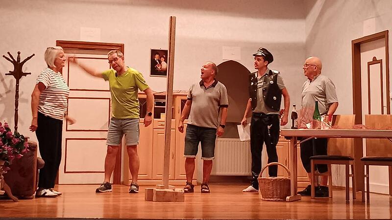 Wegen der Poledance-Stange scheint es zu einigen Missverständnissen zu kommen. Auf dem Bild sind zu sehen (von links): Bärbel Brumm, Thomas Klöffel, Wiggerl Brumm, Tobias Seufert und Gerd Nicolai. Wegen der Poledance-Stange scheint es zu einigen Missverständnissen zu kommen. Auf dem Bild sind zu sehen (von links): Bärbel Brumm, Thomas Klöffel, Wiggerl Brumm, Tobias Seufert und Gerd Nicolai.