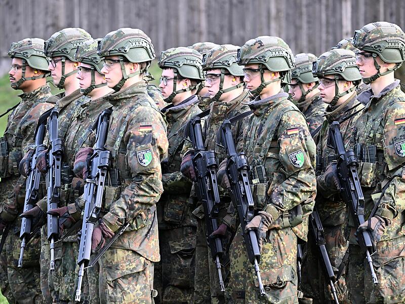 Rekruten bei der Schießausbildung. Rekruten bei der Schießausbildung.