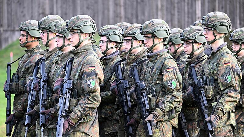 Rekruten  bei der Schie&szlig;ausbildung.