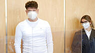 Angeklagter Markus O. soll fast eine Million Euro Schaden auf Kosten von Freunden und Bekannten verursacht haben – und gibt sich vor Gericht souverän.
