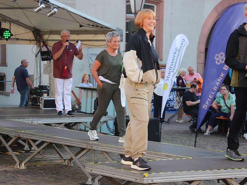 Eine Modenschau auf dem „Catwalk“ am Marktplatz offerierte trendige Kleidung der heimischen Textilwaren- und Sportgeschäfte, die zahlreiche neugierige Besucher herbeilockte.