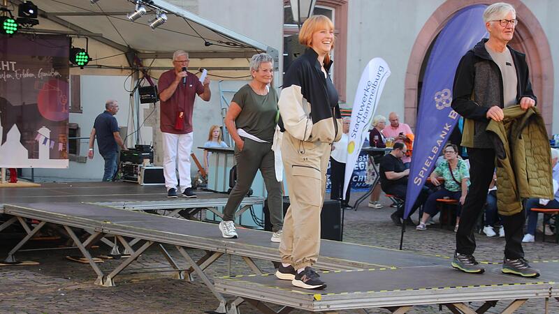 Eine Modenschau auf dem „Catwalk“ am Marktplatz offerierte trendige Kleidung der heimischen Textilwaren- und Sportgeschäfte, die zahlreiche neugierige Besucher herbeilockte. Eine Modenschau auf dem „Catwalk“ am Marktplatz offerierte trendige Kleidung der heimischen Textilwaren- und Sportgeschäfte, die zahlreiche neugierige Besucher herbeilockte.