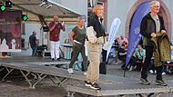 Eine Modenschau auf dem „Catwalk“ am Marktplatz offerierte trendige Kleidung der heimischen Textilwaren- und Sportgeschäfte, die zahlreiche neugierige Besucher herbeilockte.