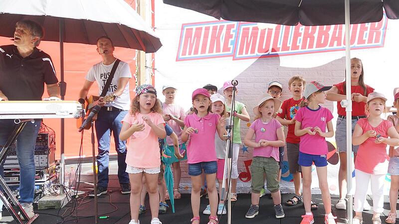 Begeisterung vor und auf der Bühne herrschte beim Konzert von Mike Müllerbauer, als auch der Kinderchor der Evangelischen Kirchengemeinde seinen Auftritt mit dem Liedermacher hatte.