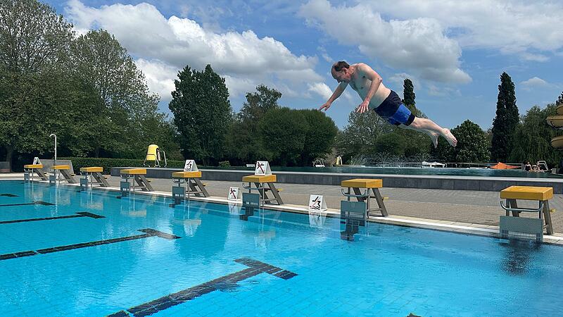 &nbsp;Oberb&uuml;rgermeister Stefan G&uuml;ntner er&ouml;ffnet mit seinem Sprung ins Wasser die Freibadesaison auf der Mondseeinsel.