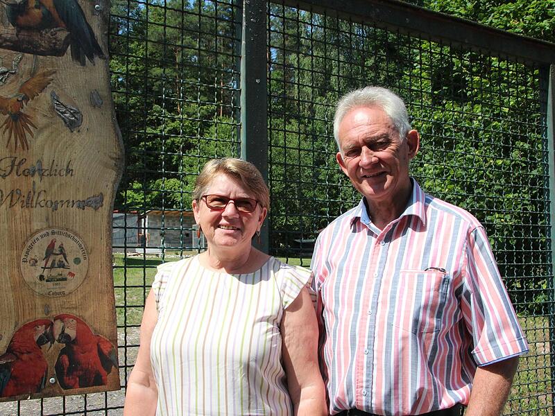 Doris Ludwig und Hans-J&uuml;rgen RembiakEin Blick in die Auffangstation f&uuml;r Papageien