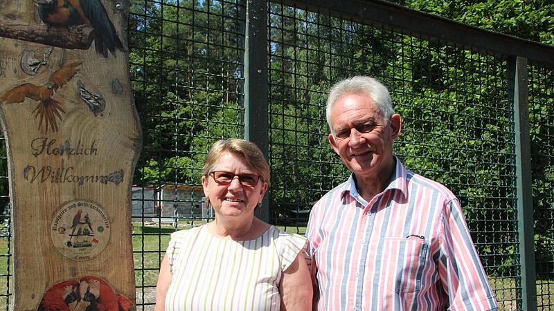 Doris Ludwig und Hans-J&uuml;rgen RembiakEin Blick in die Auffangstation f&uuml;r Papageien