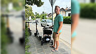 Der mobilitätspolitische Sprecher von Grünes Bamberg Christian Hader erlebt es oft genug selbst, dass er beim Spaziergang mit dem Kinderwagen von falsch abgestellten E-Scootern blockiert wird.