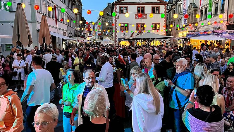 Besucherinnen und Besucher beim Rakoczy-Fest am Sonntag