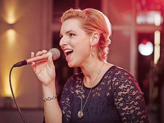 Jessica Herzog kennt die Kraft der Stimme und wei&szlig;, wie wichtig Stimmpflege ist: Sie steht regelm&auml;&szlig;ig als S&auml;ngerin auf der B&uuml;hne.