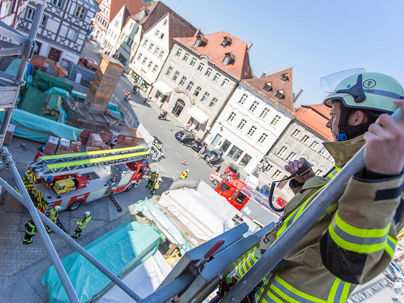 Die Rettung &uuml;ber die Drehleiter wird vorbereitet.