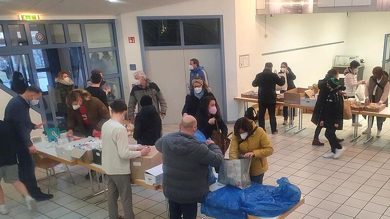 Adelsdorfer Helfer sortieren Medikamente und Verbandsmaterial.