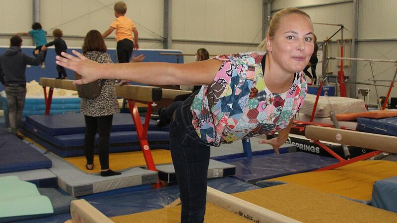 Balanceakt, um den eigenen Traum zu erfüllen: Maxi Roßberg ist leidenschaftliche Turnerin. Kurzerhand steckte sie ihr eigenes Erbe in den Bau einer neuen Halle. Jetzt hat der TSV 08 das „Maximum Gym“ eröffnet. Balanceakt, um den eigenen Traum zu erfüllen: Maxi Roßberg ist leidenschaftliche Turnerin. Kurzerhand steckte sie ihr eigenes Erbe in den Bau einer neuen Halle. Jetzt hat der TSV 08 das „Maximum Gym“ eröffnet.