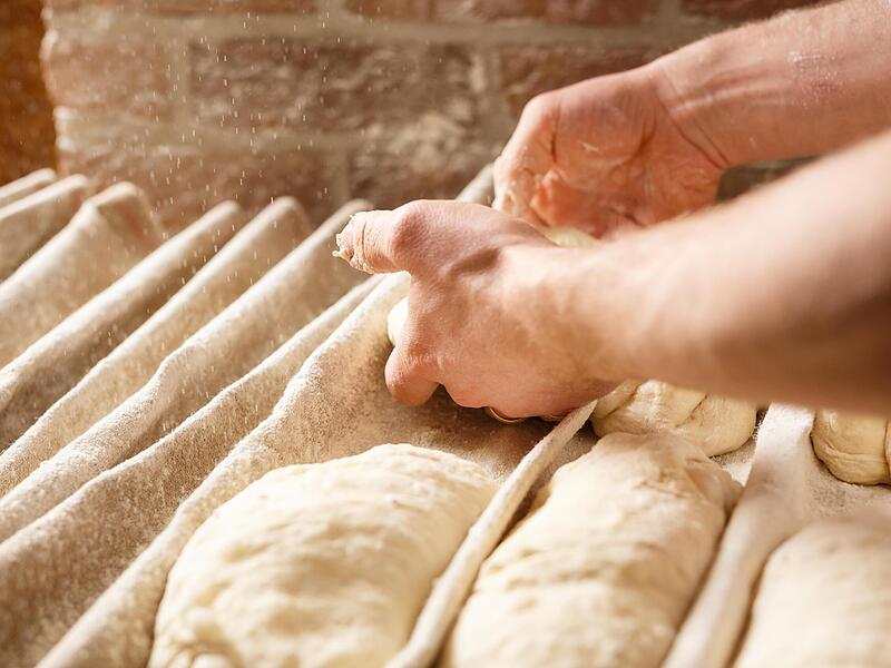 Die Welt der B&auml;ckereien ist zwiegespalten: Hier die &uuml;berregional t&auml;tigen Gro&szlig;betriebe mit vielen Filialen, dort kleine Handwerker, bei denen der Chef noch selber in der Backstube steht. Im Falstaff-Ranking der beliebtesten B&auml;cker werden beide Welt...