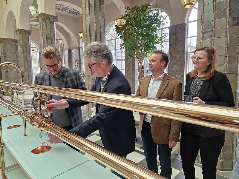 Zapfen an der neuen Heilwasseranlage. Zapfen an der neuen Heilwasseranlage.
