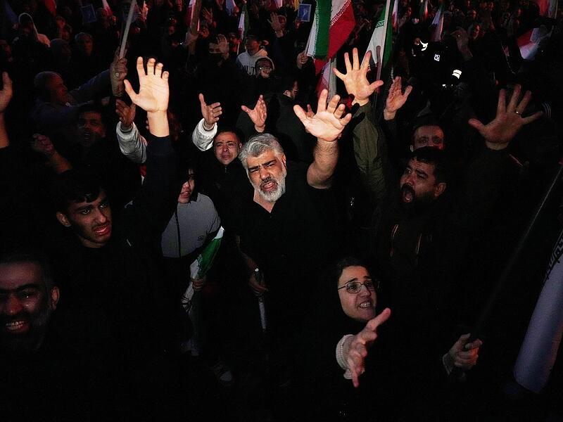 Anh&auml;nger der Regierung skandieren Slogans in Teheran,  nachdem das Staatsfernsehen offiziell den Tod von Ajatollah Ali Chamenei bekannt gegeben hat.