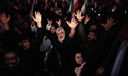 Anh&auml;nger der Regierung skandieren Slogans in Teheran,  nachdem das Staatsfernsehen offiziell den Tod von Ajatollah Ali Chamenei bekannt gegeben hat.