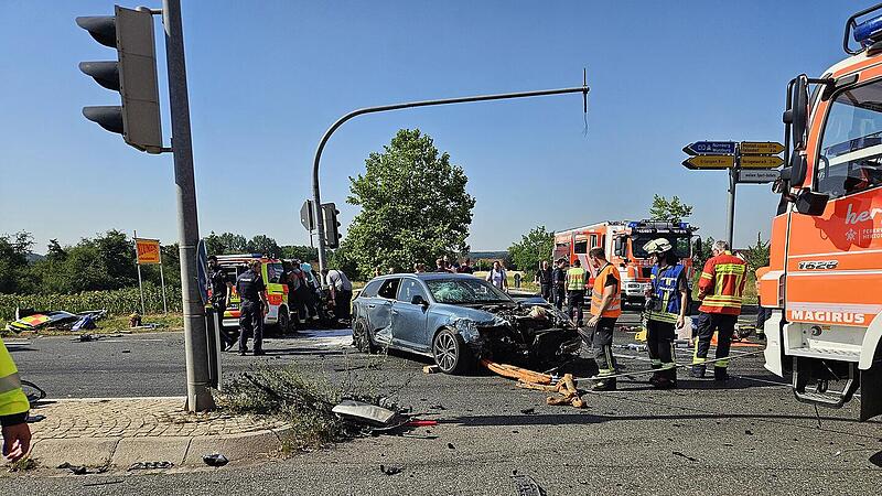 Unfall zwischen Notarzteinsatzfahrzeug und Auto: Person im NEF eingeklemmt - Drei Personen verletzt
