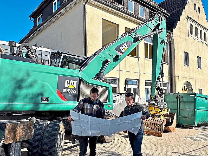 Die Abrissarbeiten am Geb&auml;ude der Grundschule in Rothenkirchen haben begonnen. Sie sollen bis Jahresende abgeschlossen sein. B&uuml;rgermeister Stefan Heinlein (rechts) und Gesch&auml;fts- und Projektleiter Antonio Sauchella besichtigten die Baustelle und s...